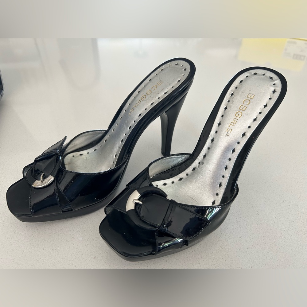 BCBGIRLS peep toe patent mule size 7.5